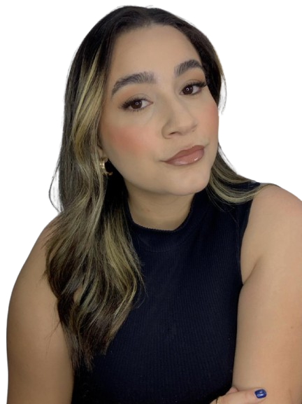 Profissional de beleza realizando atendimento de sobrancelhas e estética